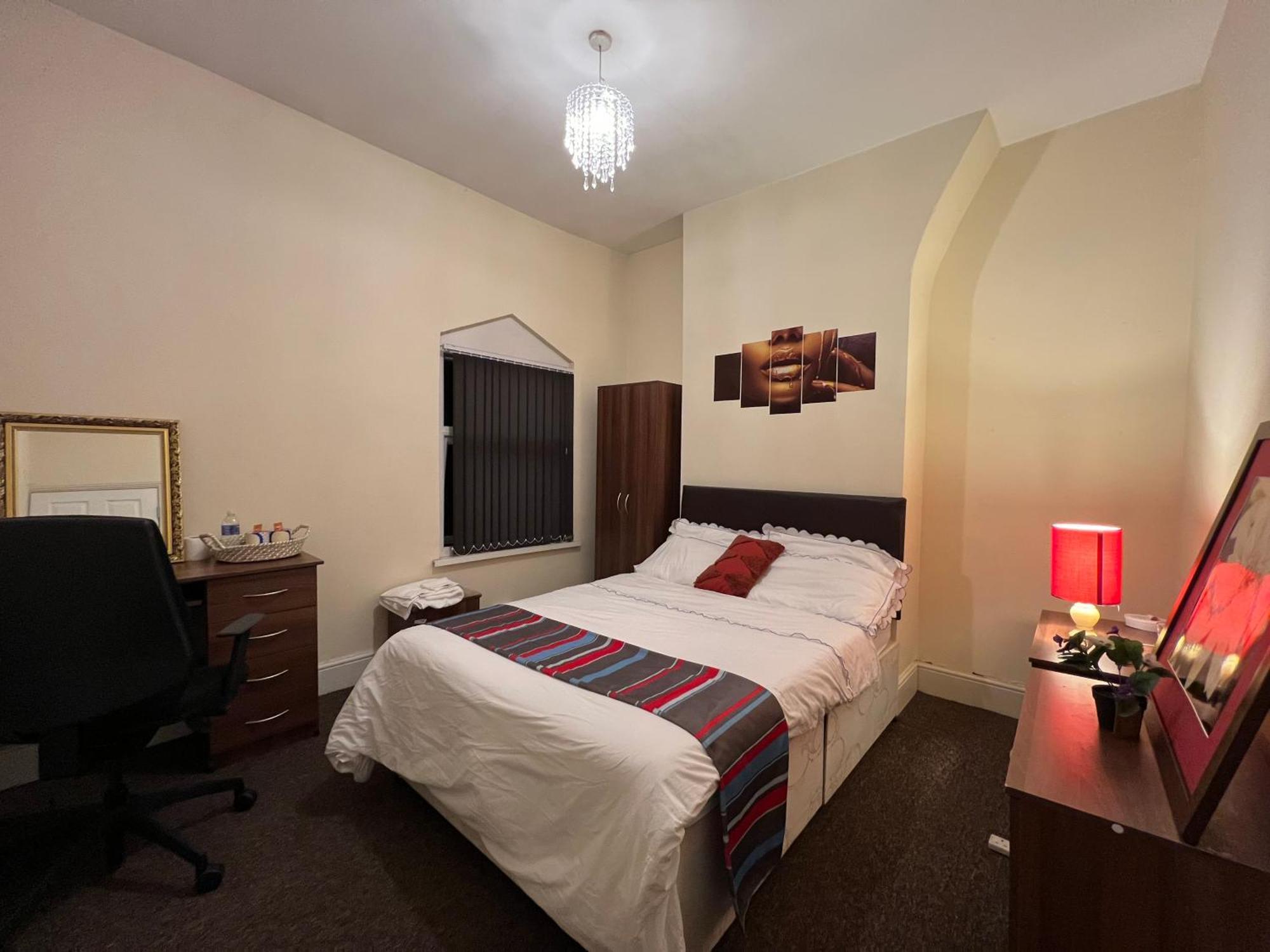Lovely Room Within 5 Mins Walk To Stoke Train Station With Double And Single Room エクステリア 写真
