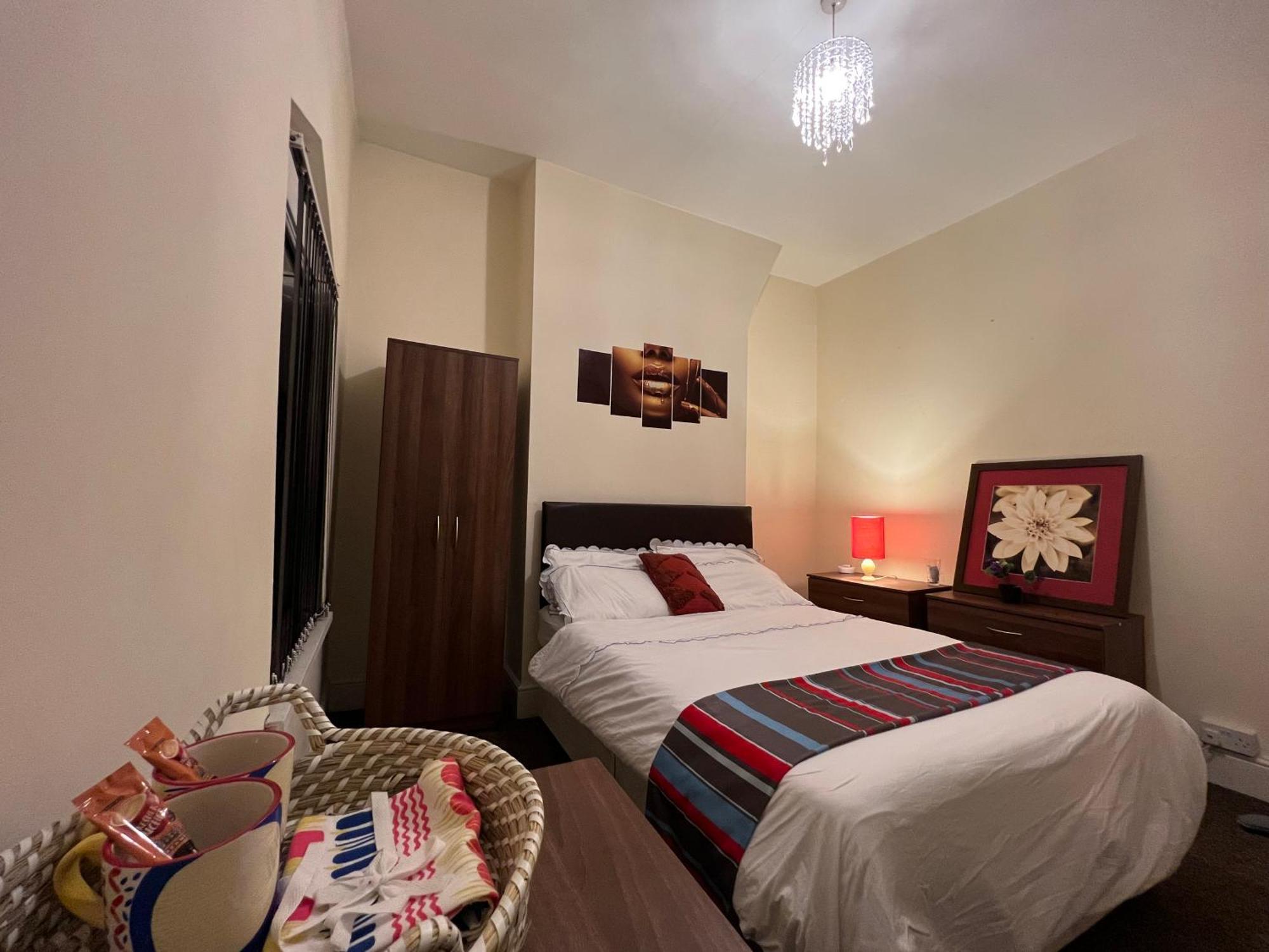 Lovely Room Within 5 Mins Walk To Stoke Train Station With Double And Single Room エクステリア 写真