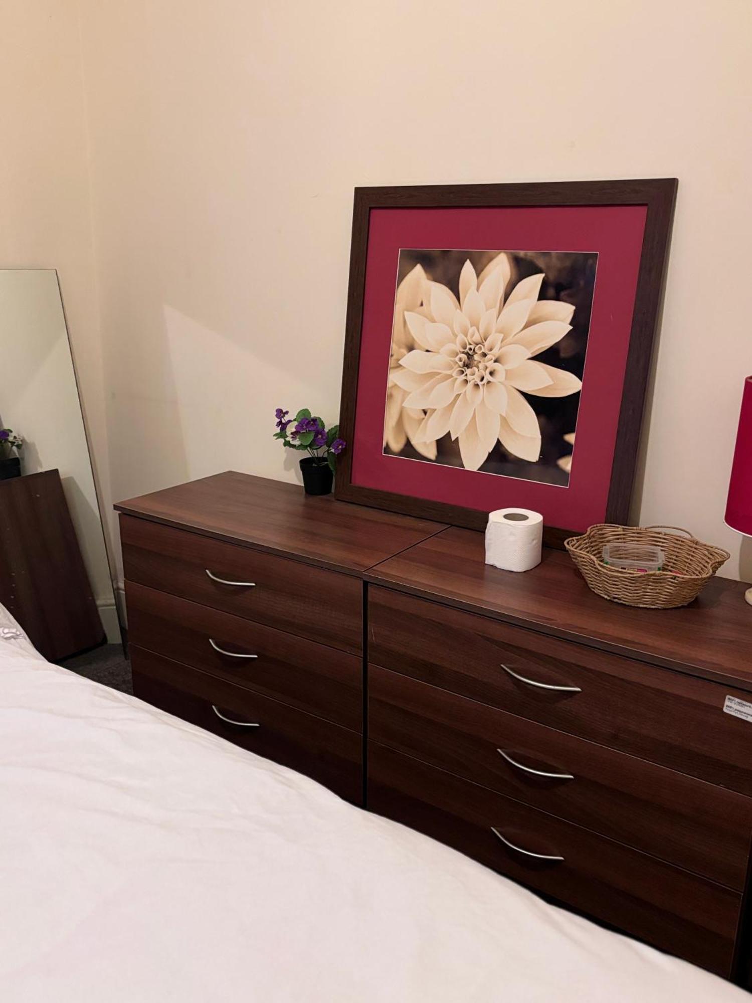 Lovely Room Within 5 Mins Walk To Stoke Train Station With Double And Single Room エクステリア 写真