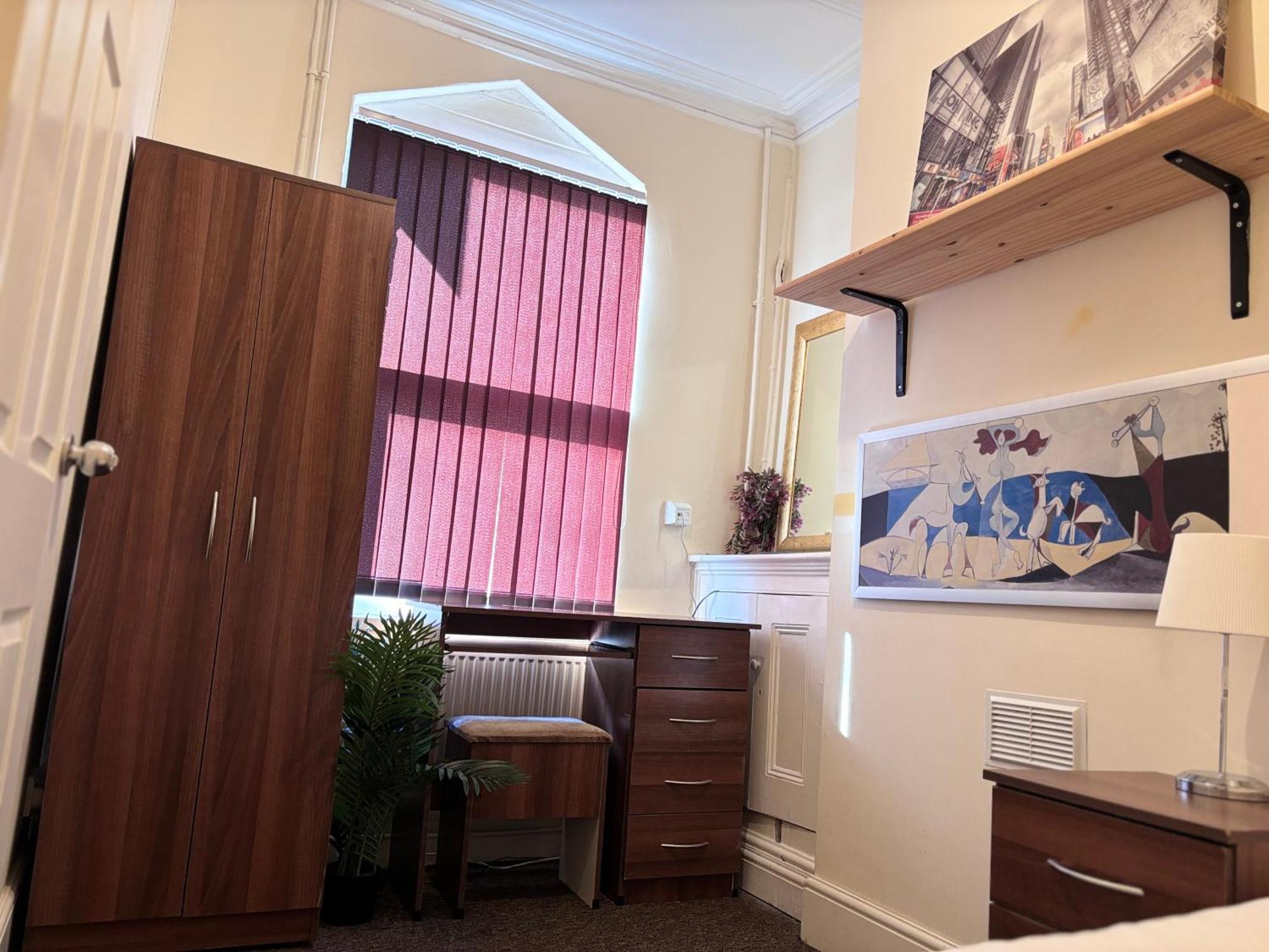 Lovely Room Within 5 Mins Walk To Stoke Train Station With Double And Single Room エクステリア 写真